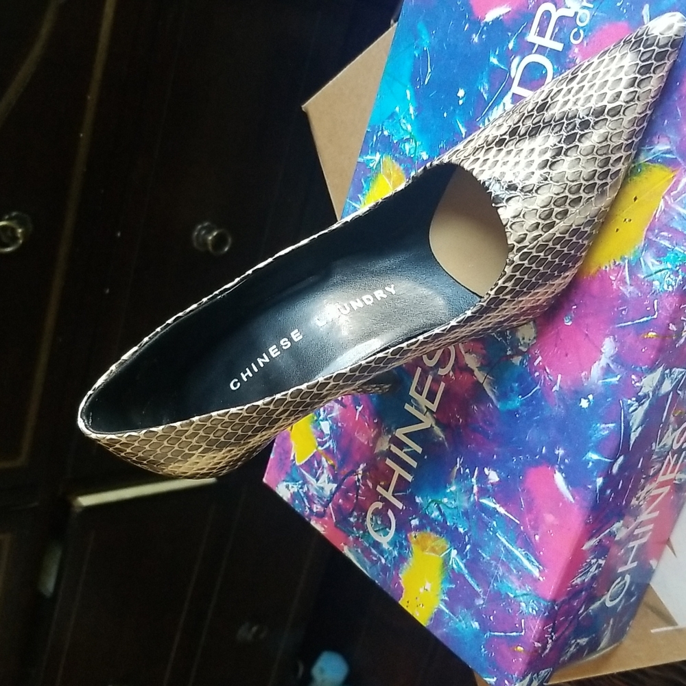 Snake print pumps 2.5 in heel